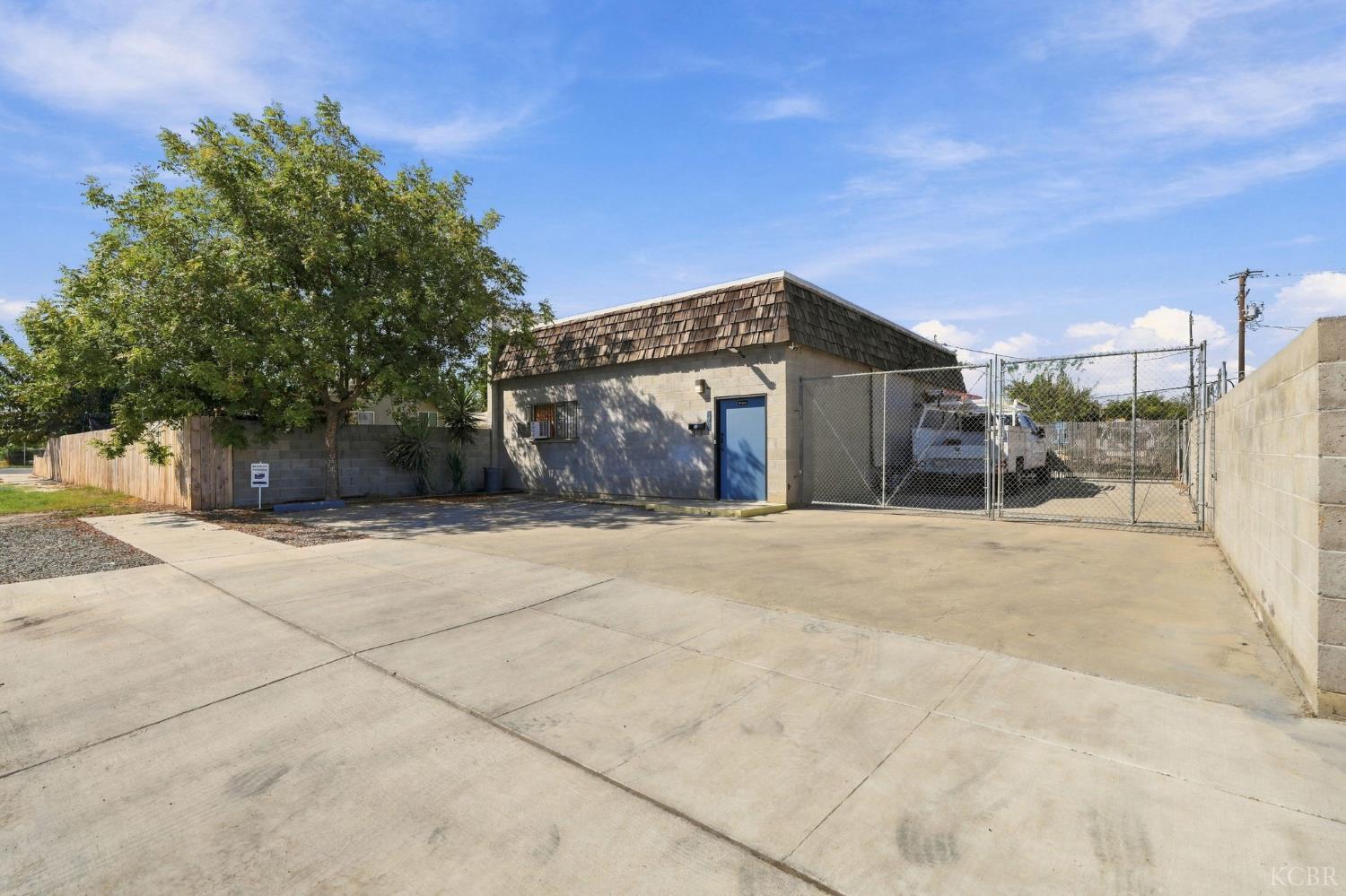 208 E 4th St E, Hanford, CA 93230