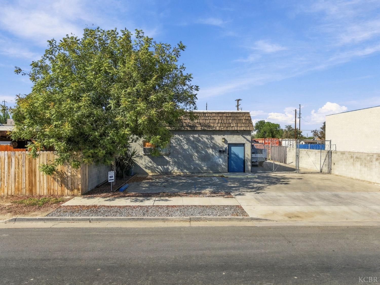 208 E 4th St E, Hanford, CA 93230