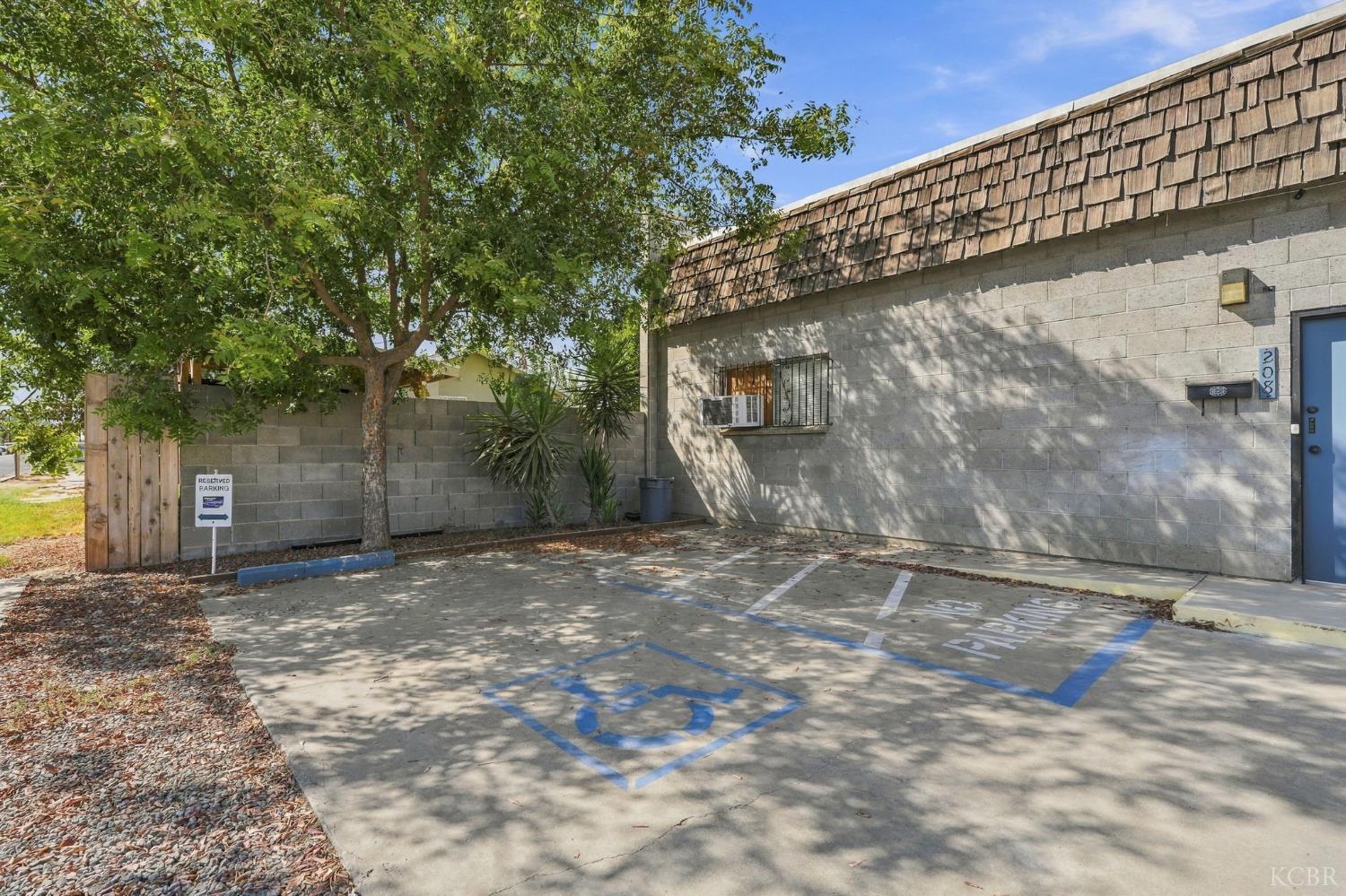 208 E 4th St E, Hanford, CA 93230