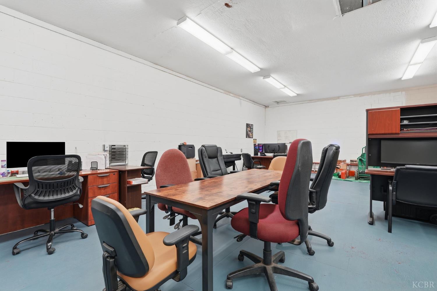 208 E 4th St E, Hanford, CA 93230