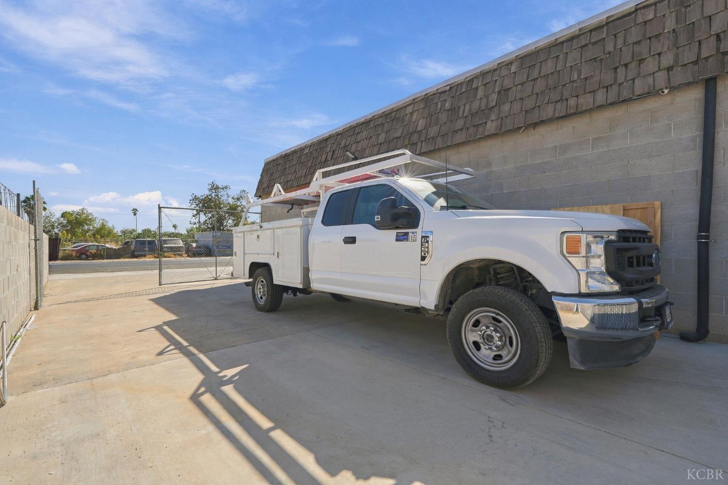 208 E 4th St E, Hanford, CA 93230