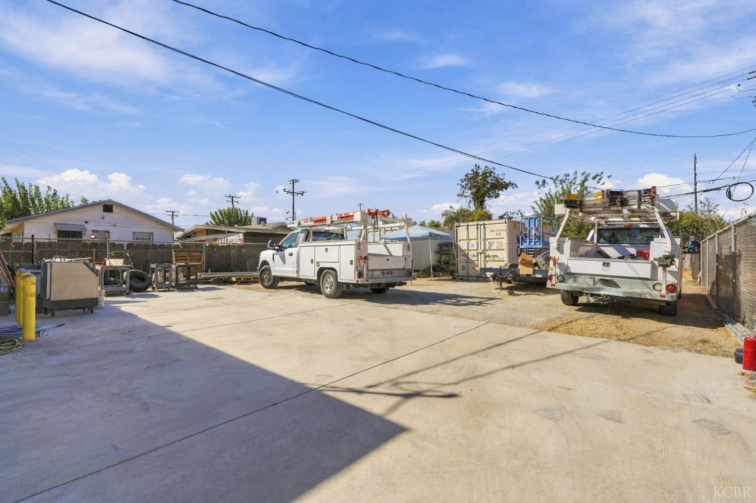 208 E 4th St E, Hanford, CA 93230