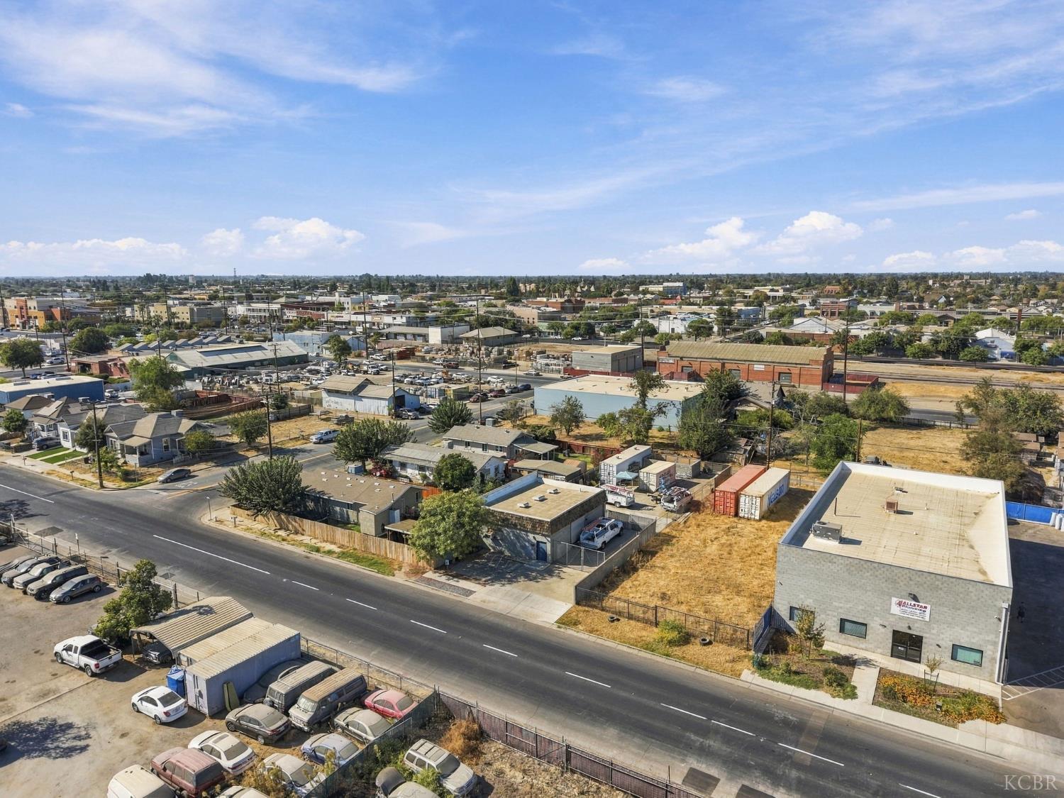 208 E 4th St E, Hanford, CA 93230