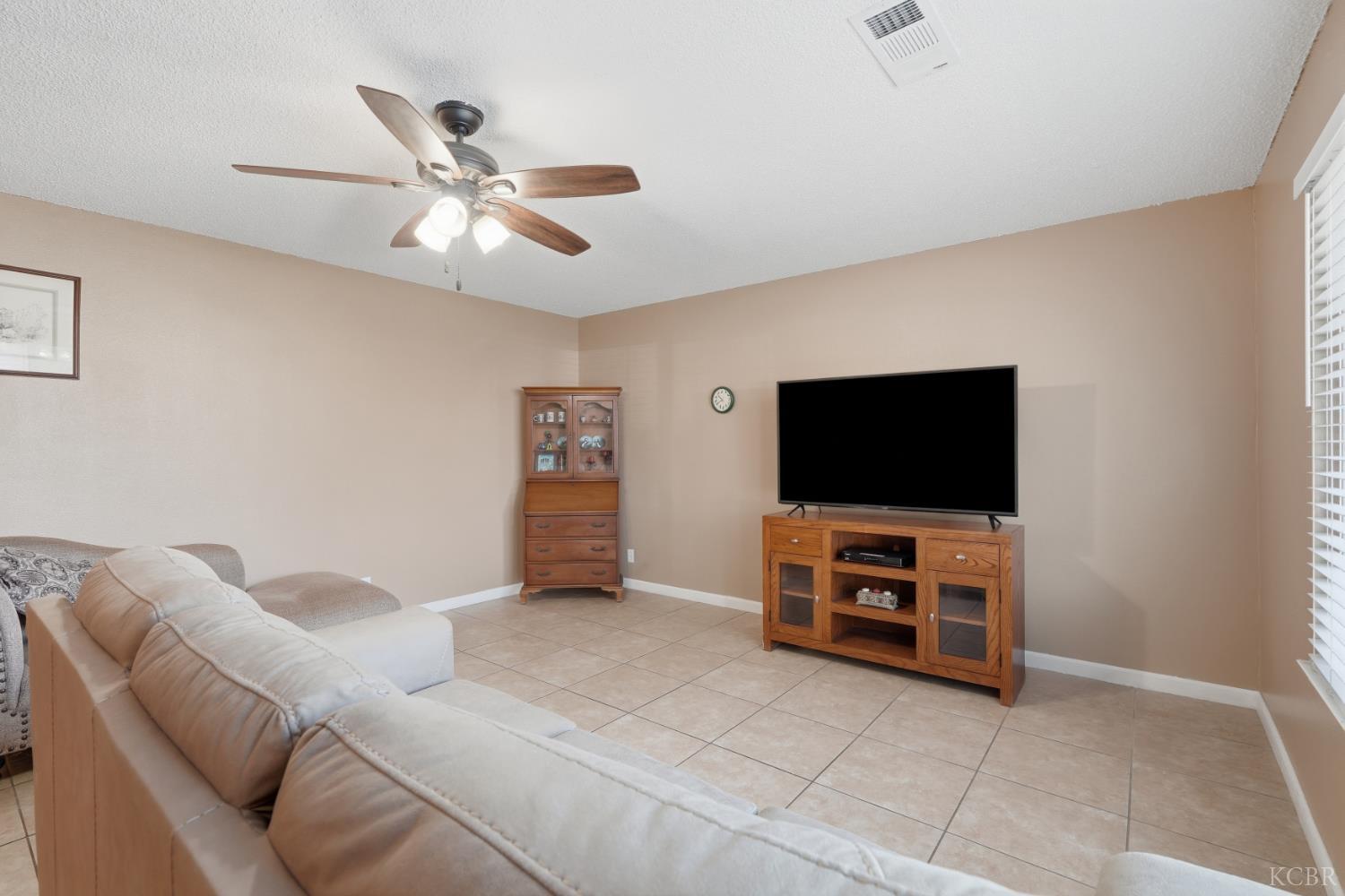1435 Davis St, Hanford, CA 93230