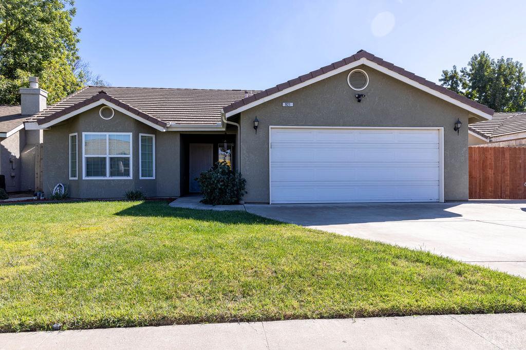 921 W Terrace Dr, Hanford, CA 93230