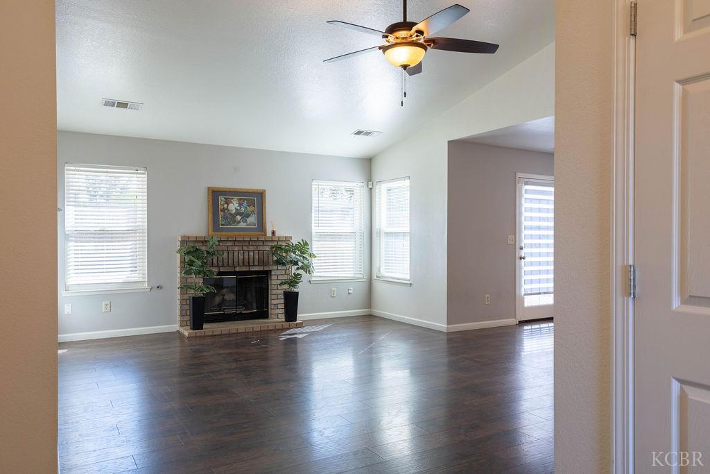 921 W Terrace Dr, Hanford, CA 93230