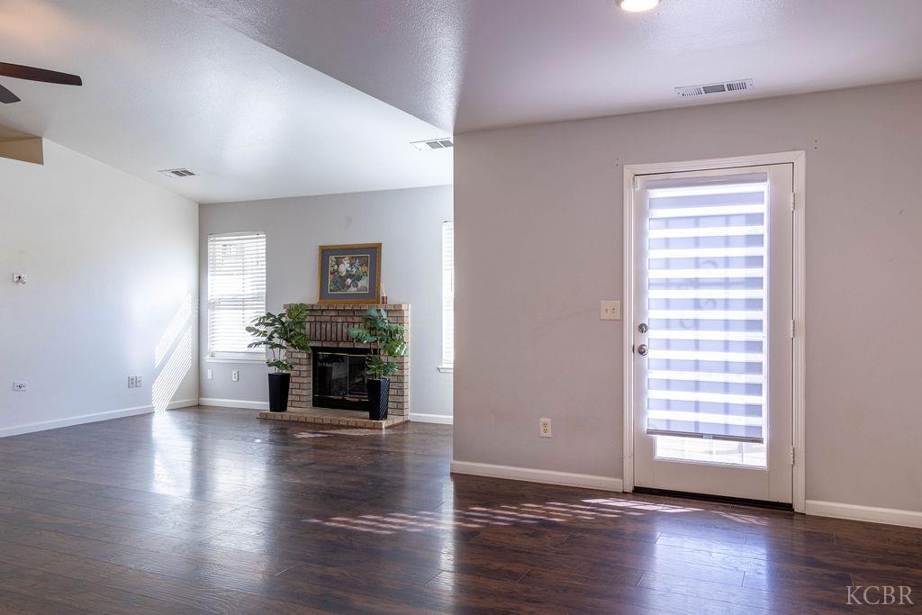 921 W Terrace Dr, Hanford, CA 93230