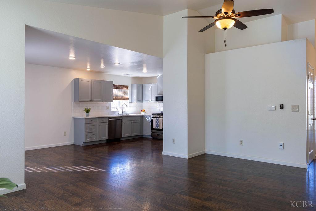 921 W Terrace Dr, Hanford, CA 93230