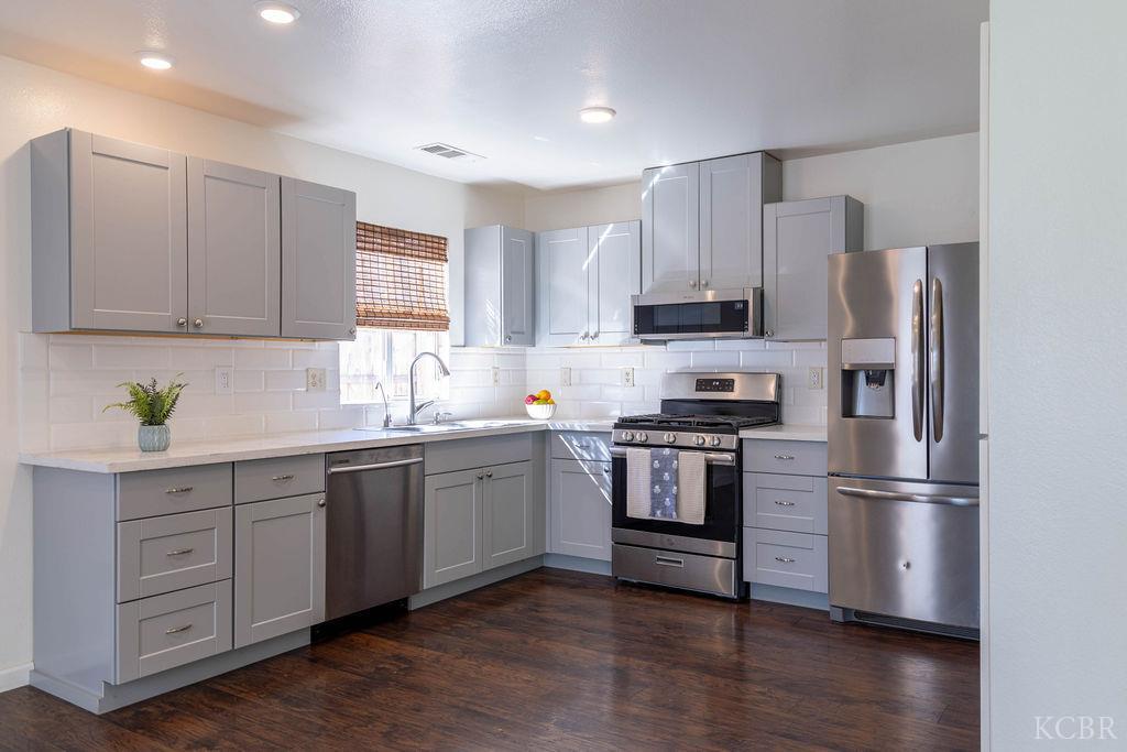 921 W Terrace Dr, Hanford, CA 93230