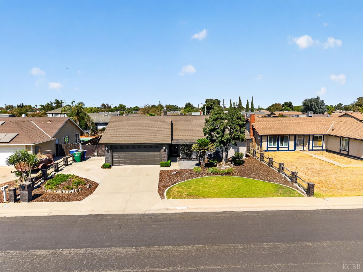 964 NE CLOVER Ln NE, Hanford, CA 93230
