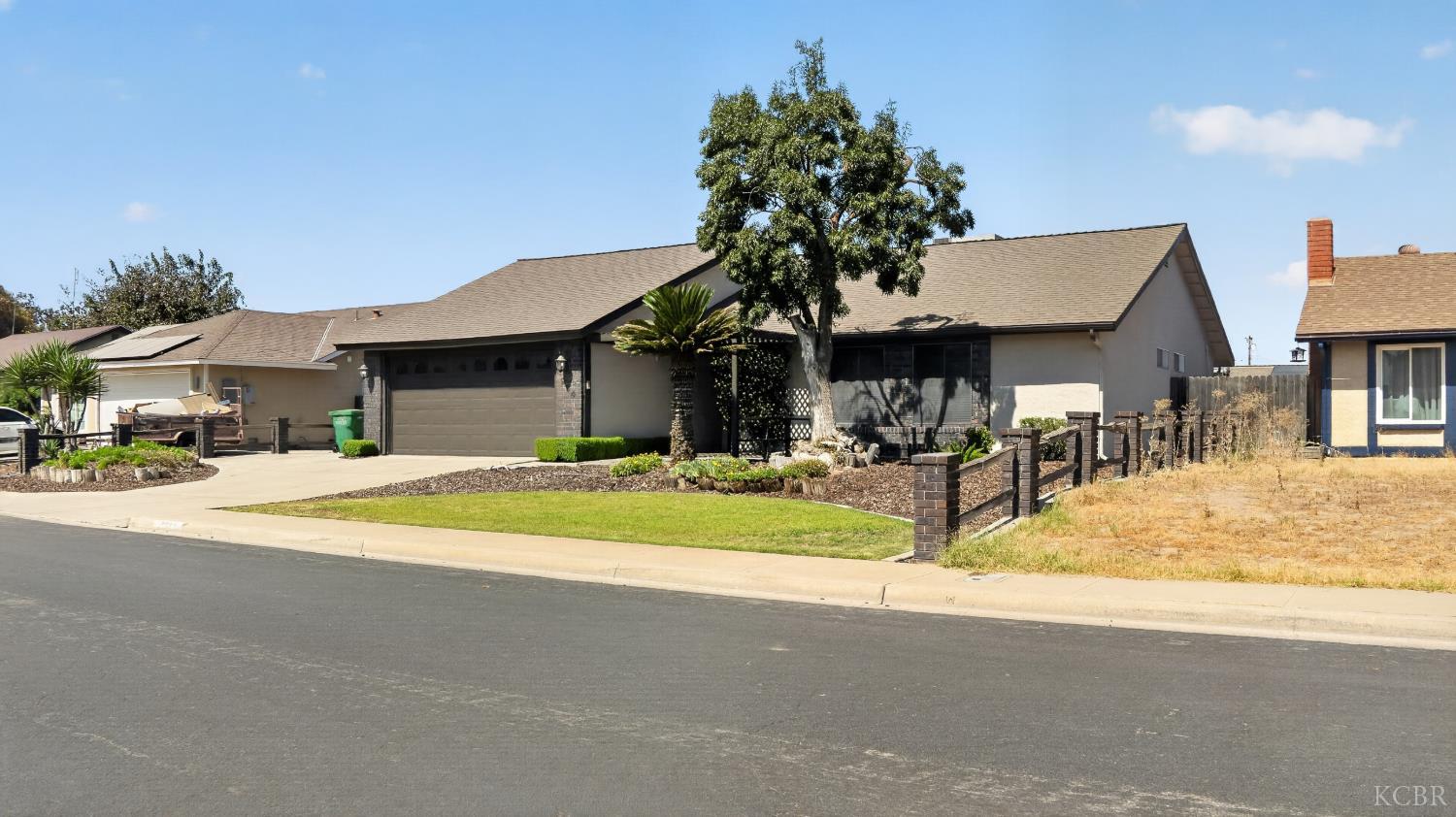 964 NE CLOVER Ln NE, Hanford, CA 93230