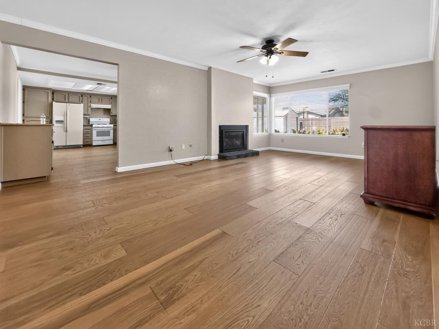 964 NE CLOVER Ln NE, Hanford, CA 93230