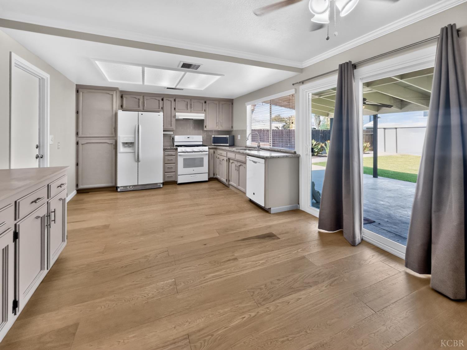 964 NE CLOVER Ln NE, Hanford, CA 93230