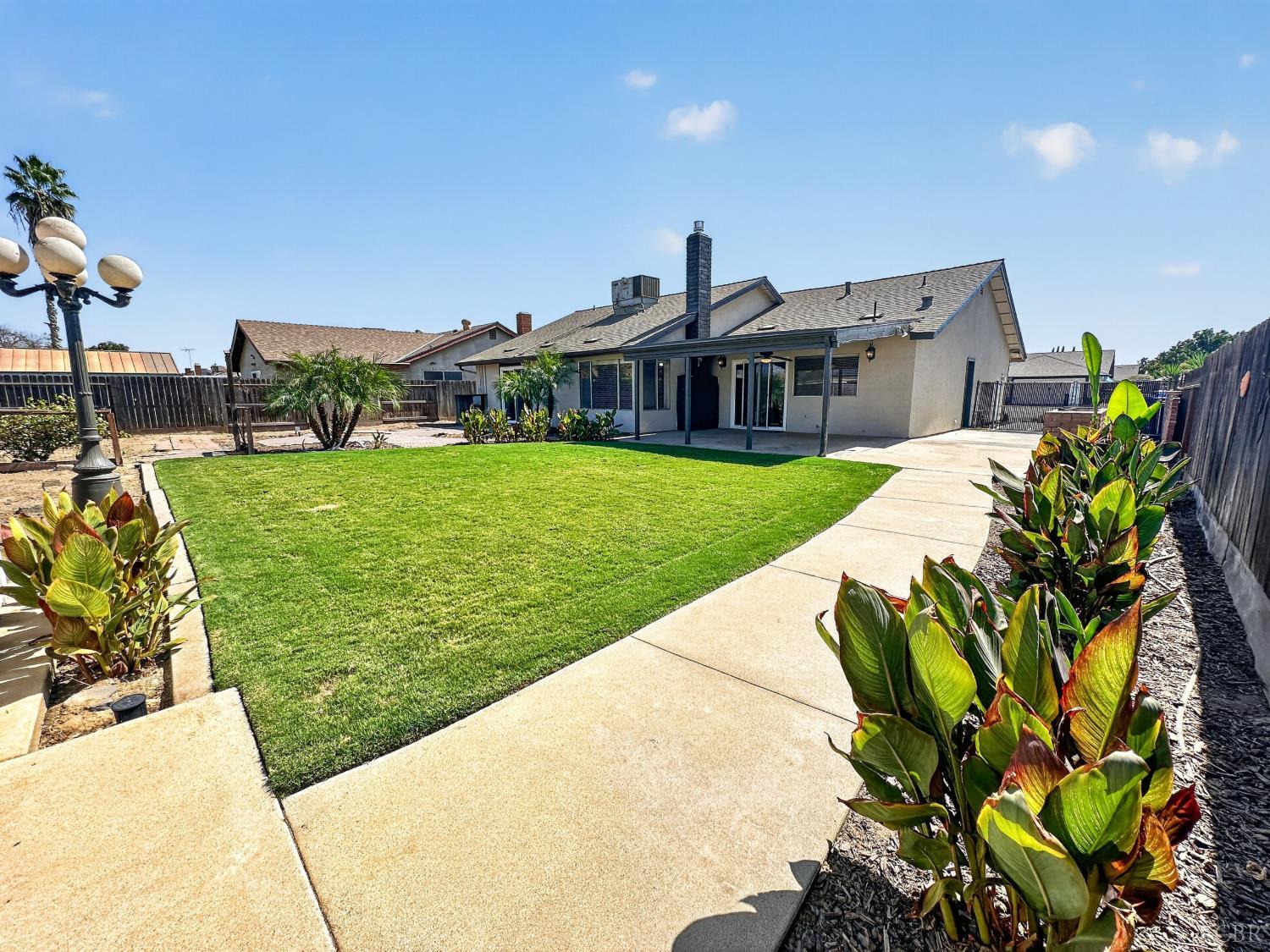 964 NE CLOVER Ln NE, Hanford, CA 93230