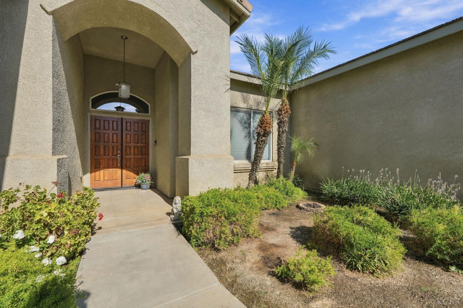 1514 W Claridge Ct, Hanford, CA 93230