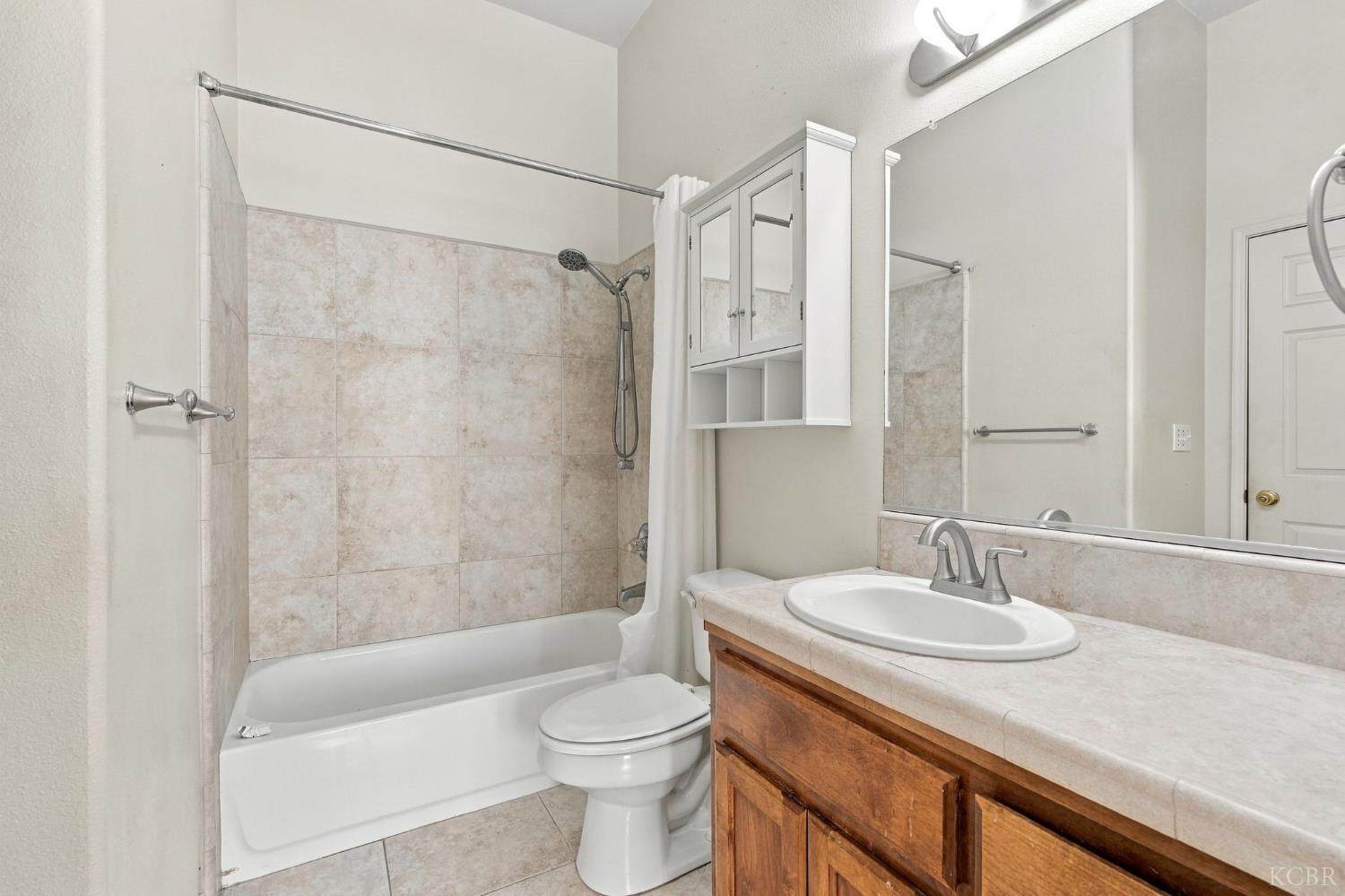 1514 W Claridge Ct, Hanford, CA 93230