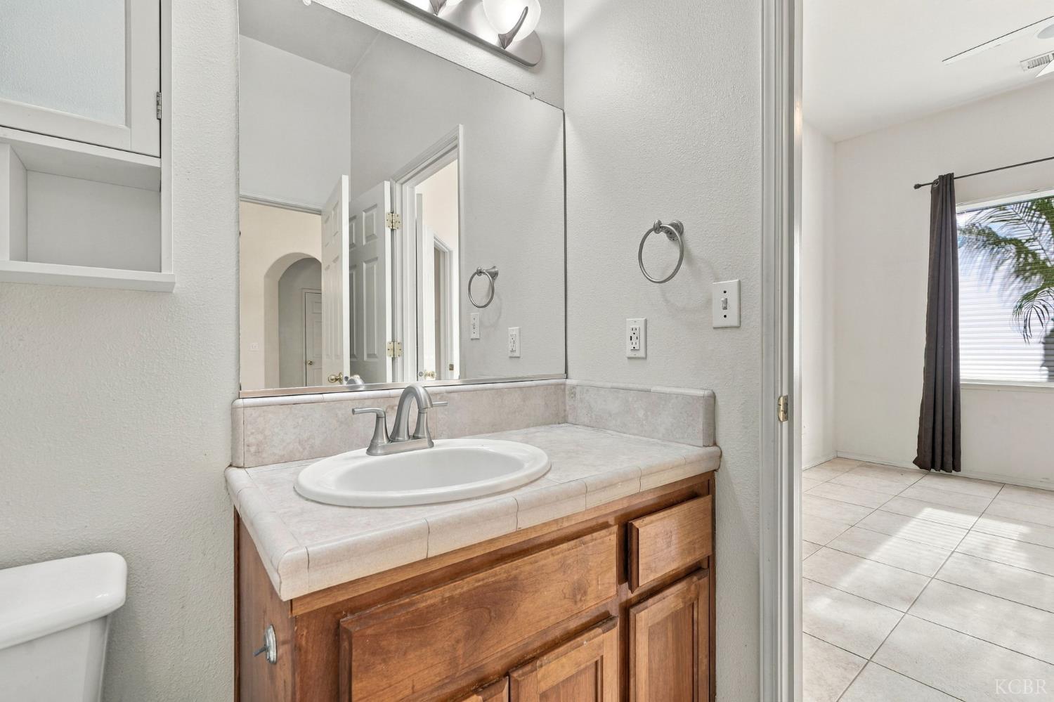 1514 W Claridge Ct, Hanford, CA 93230