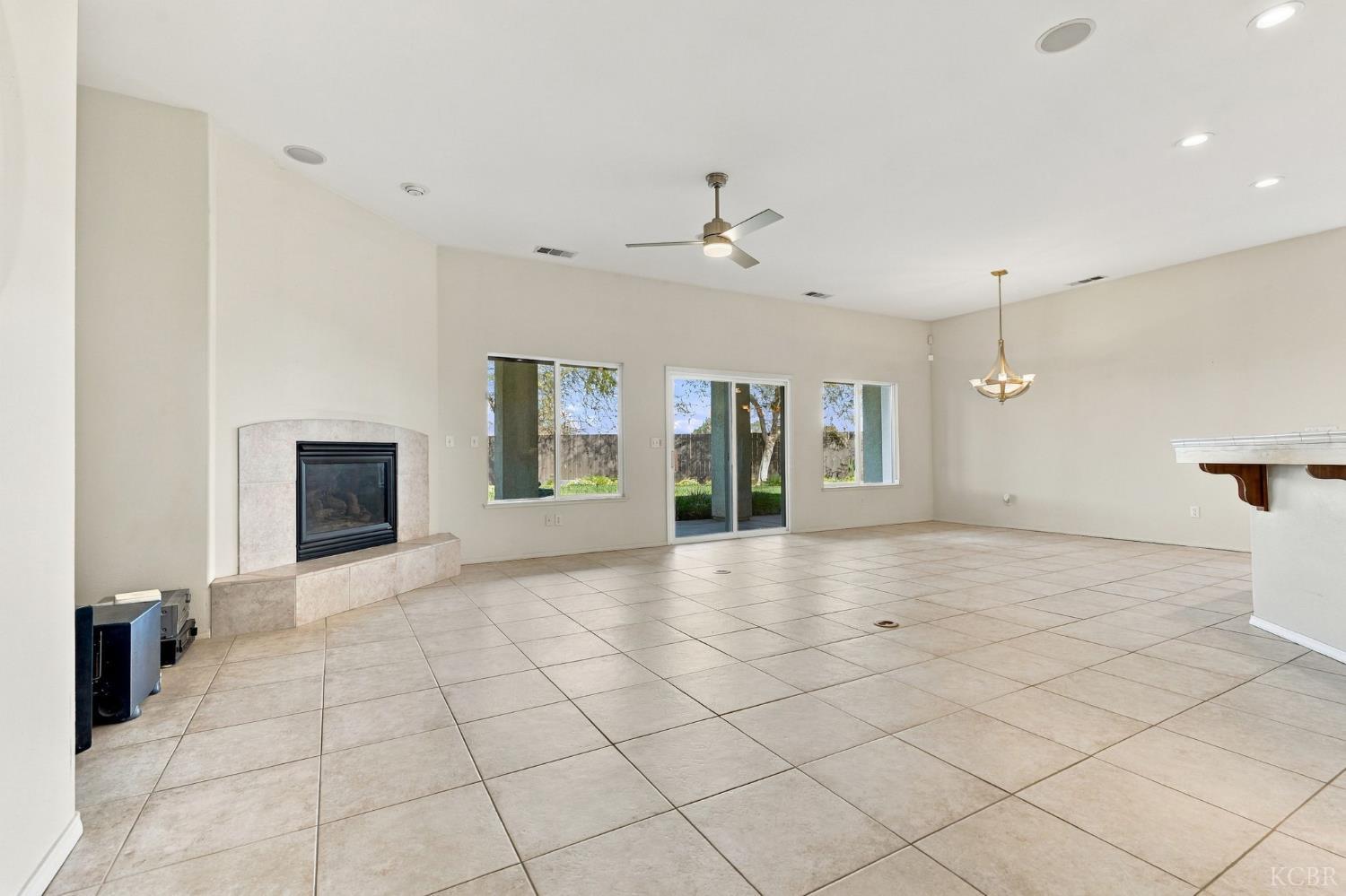 1514 W Claridge Ct, Hanford, CA 93230