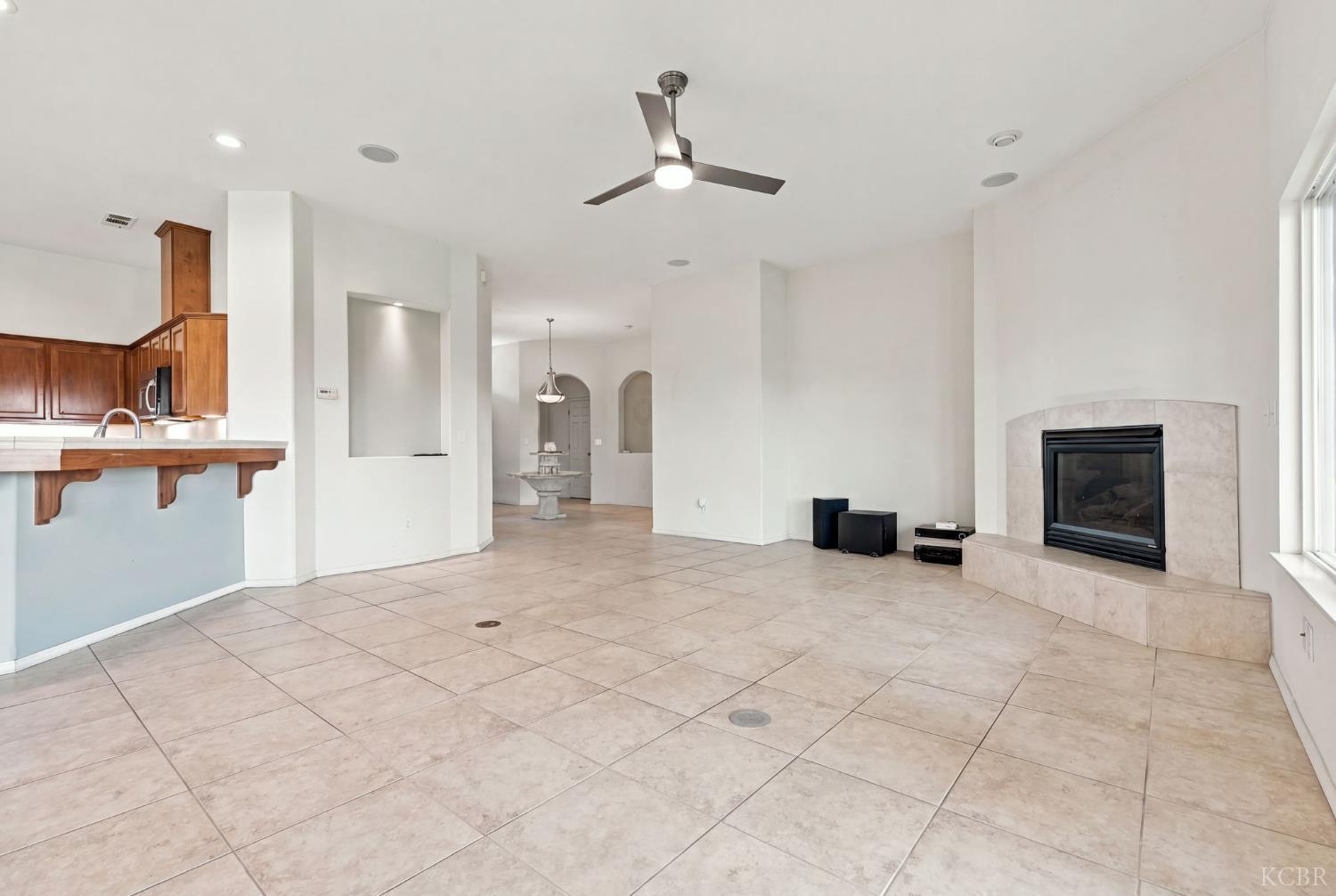 1514 W Claridge Ct, Hanford, CA 93230