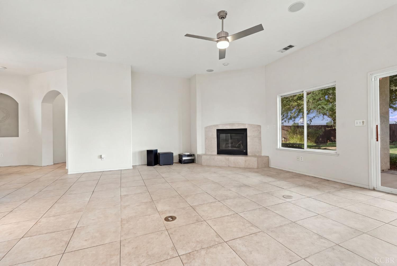 1514 W Claridge Ct, Hanford, CA 93230
