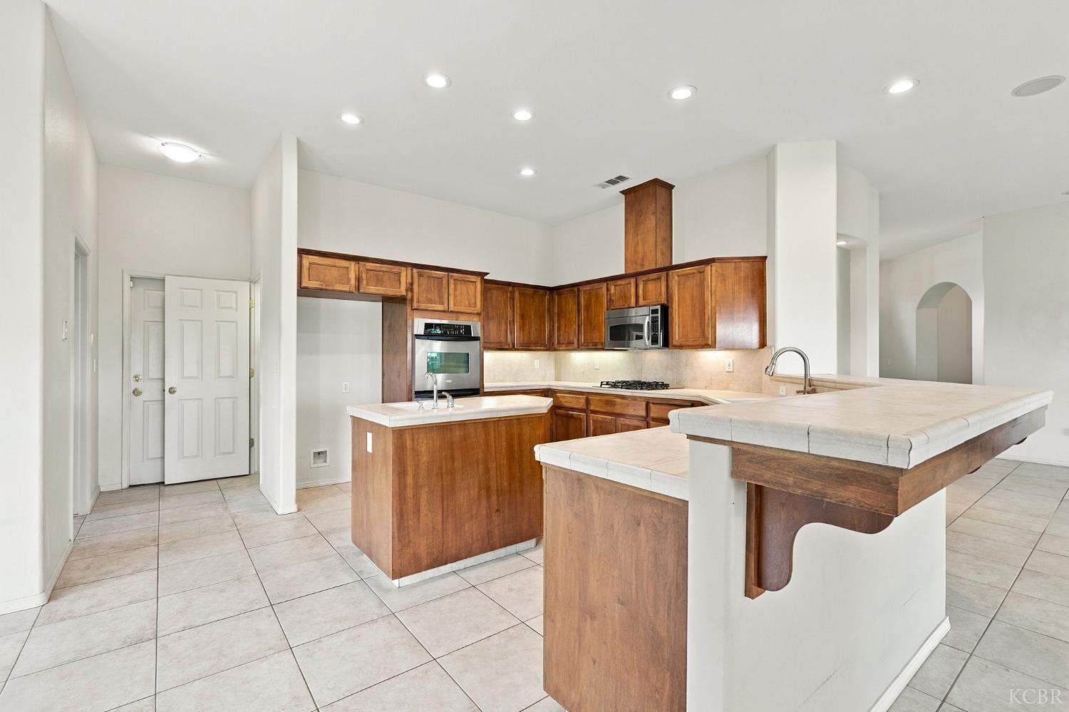 1514 W Claridge Ct, Hanford, CA 93230