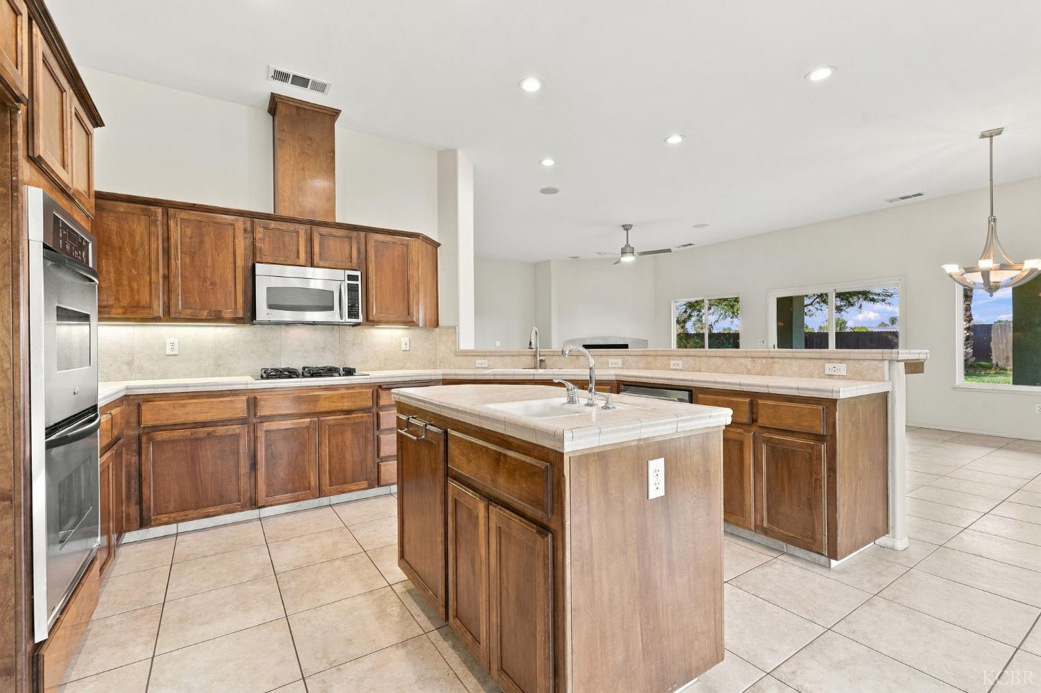 1514 W Claridge Ct, Hanford, CA 93230