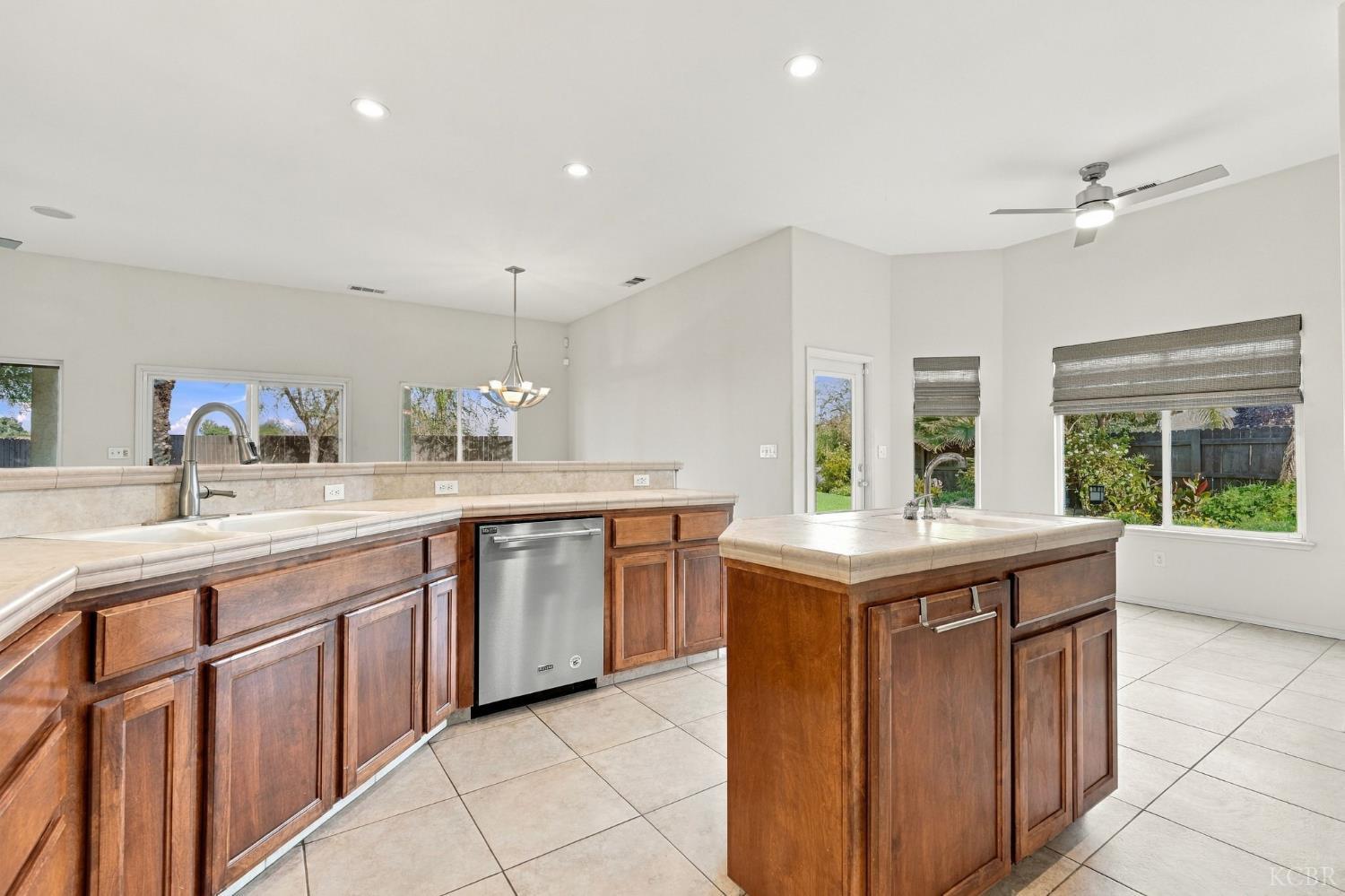1514 W Claridge Ct, Hanford, CA 93230