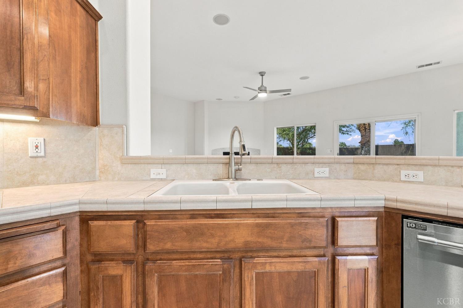 1514 W Claridge Ct, Hanford, CA 93230