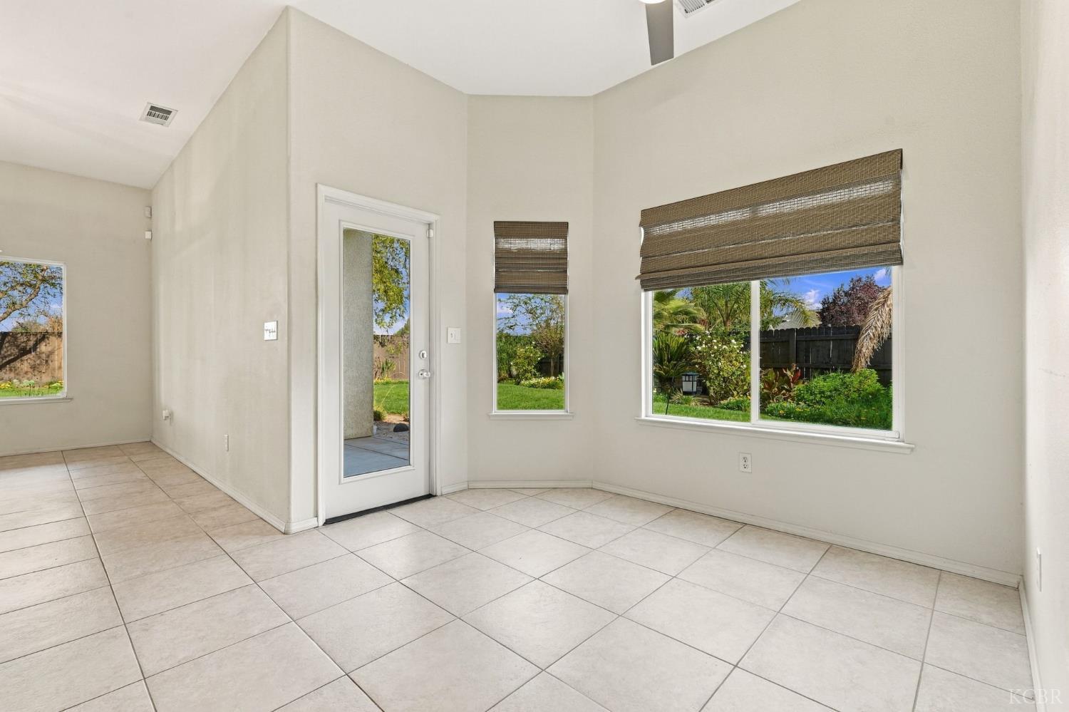1514 W Claridge Ct, Hanford, CA 93230