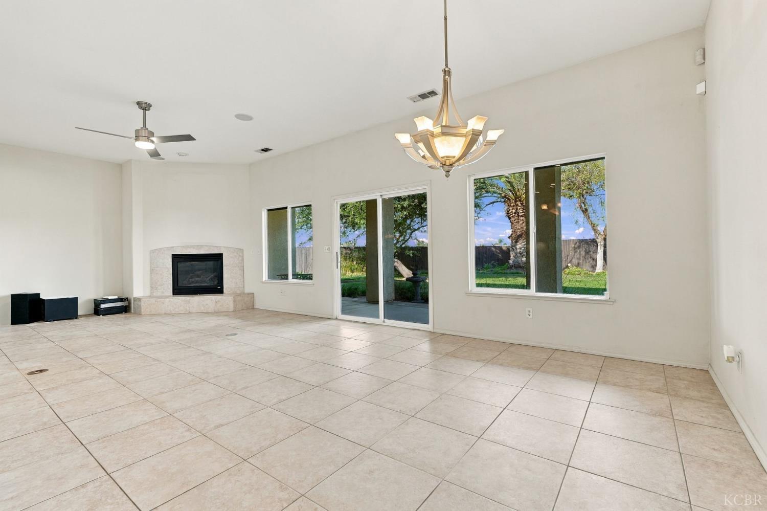 1514 W Claridge Ct, Hanford, CA 93230