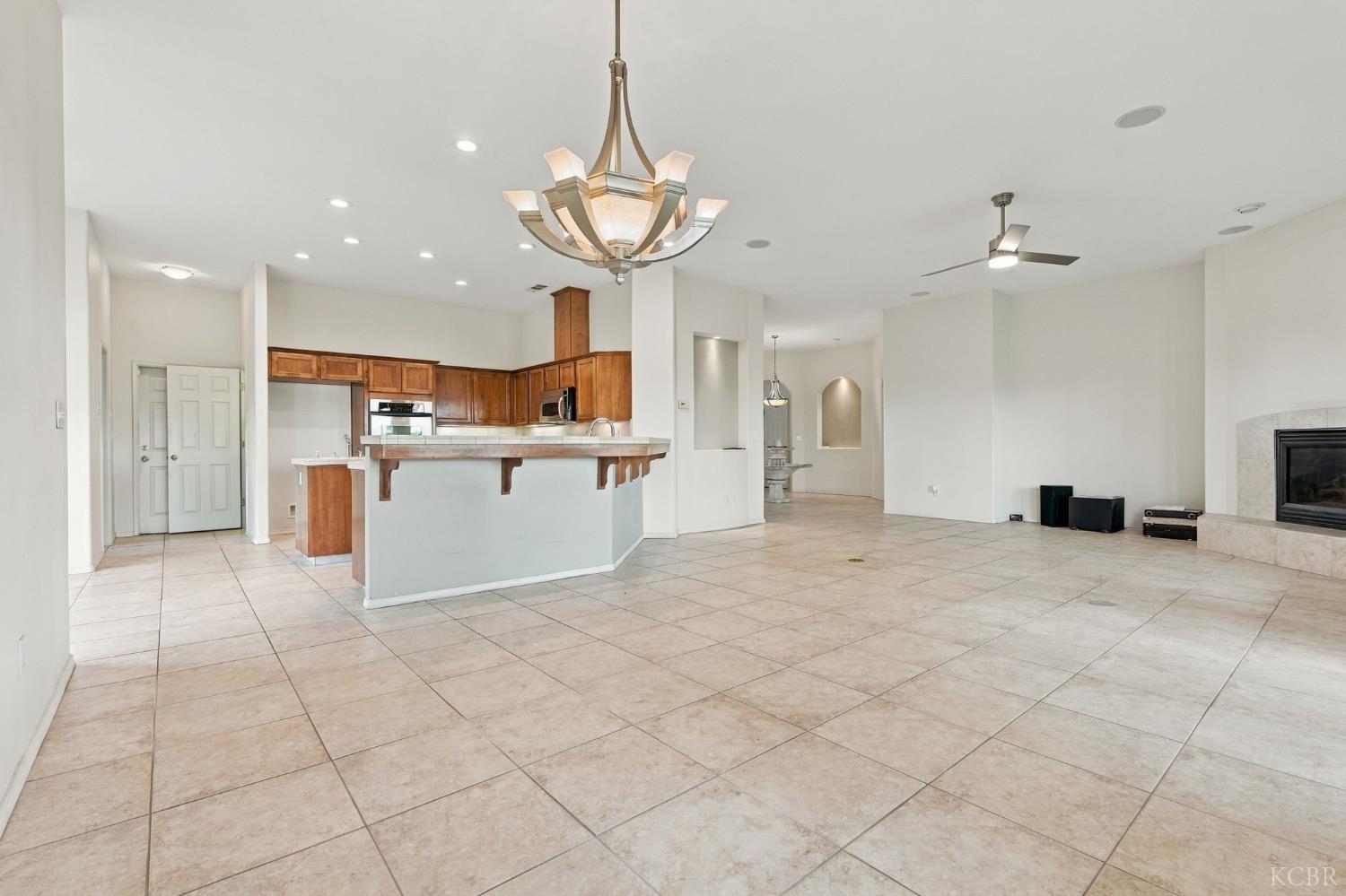 1514 W Claridge Ct, Hanford, CA 93230