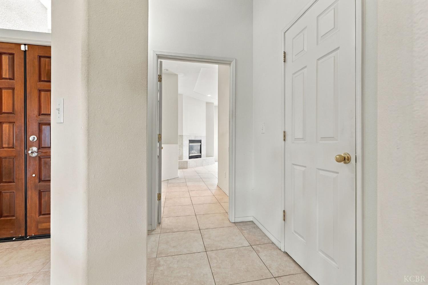 1514 W Claridge Ct, Hanford, CA 93230