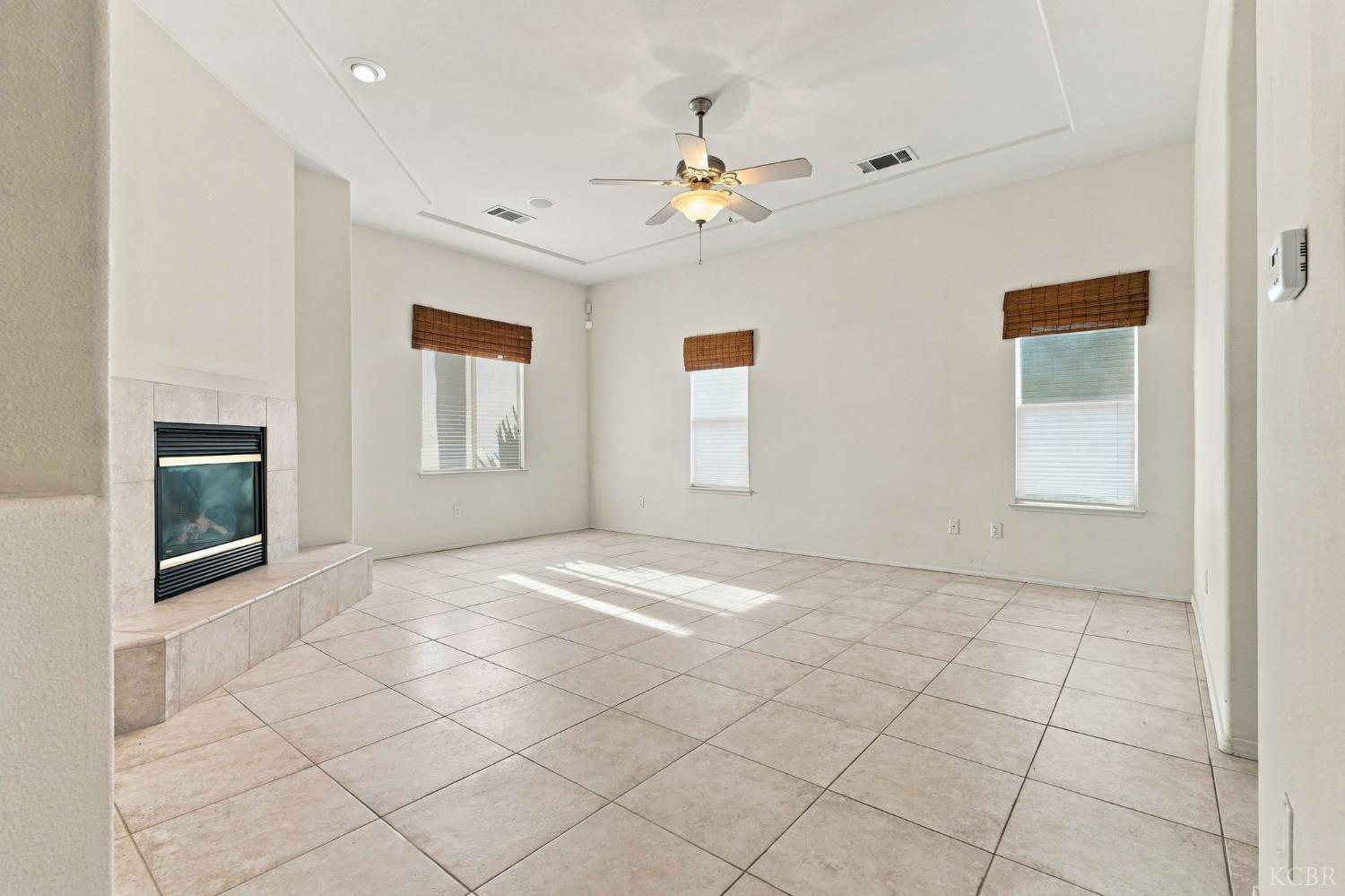 1514 W Claridge Ct, Hanford, CA 93230