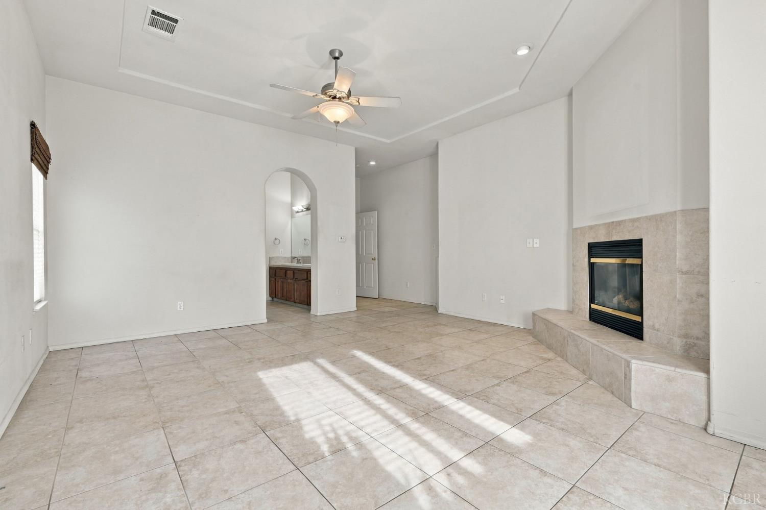 1514 W Claridge Ct, Hanford, CA 93230