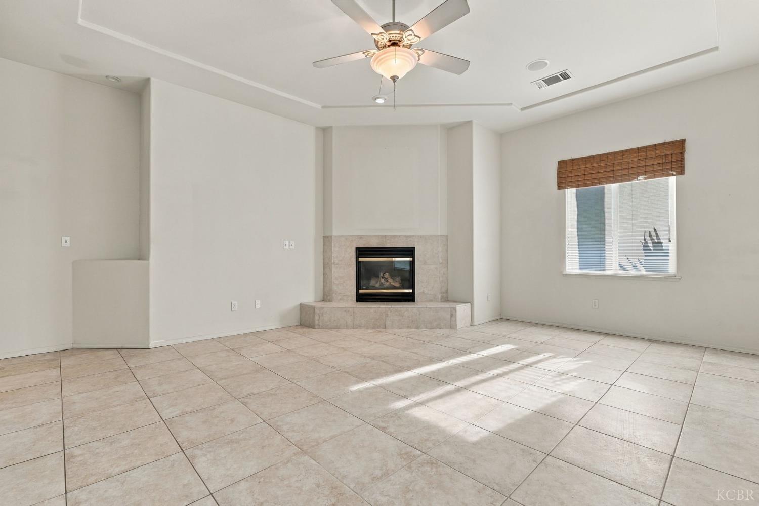 1514 W Claridge Ct, Hanford, CA 93230