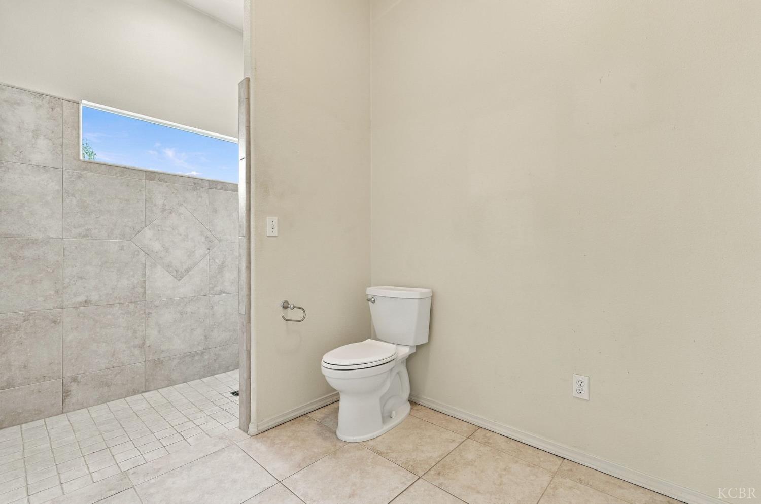 1514 W Claridge Ct, Hanford, CA 93230