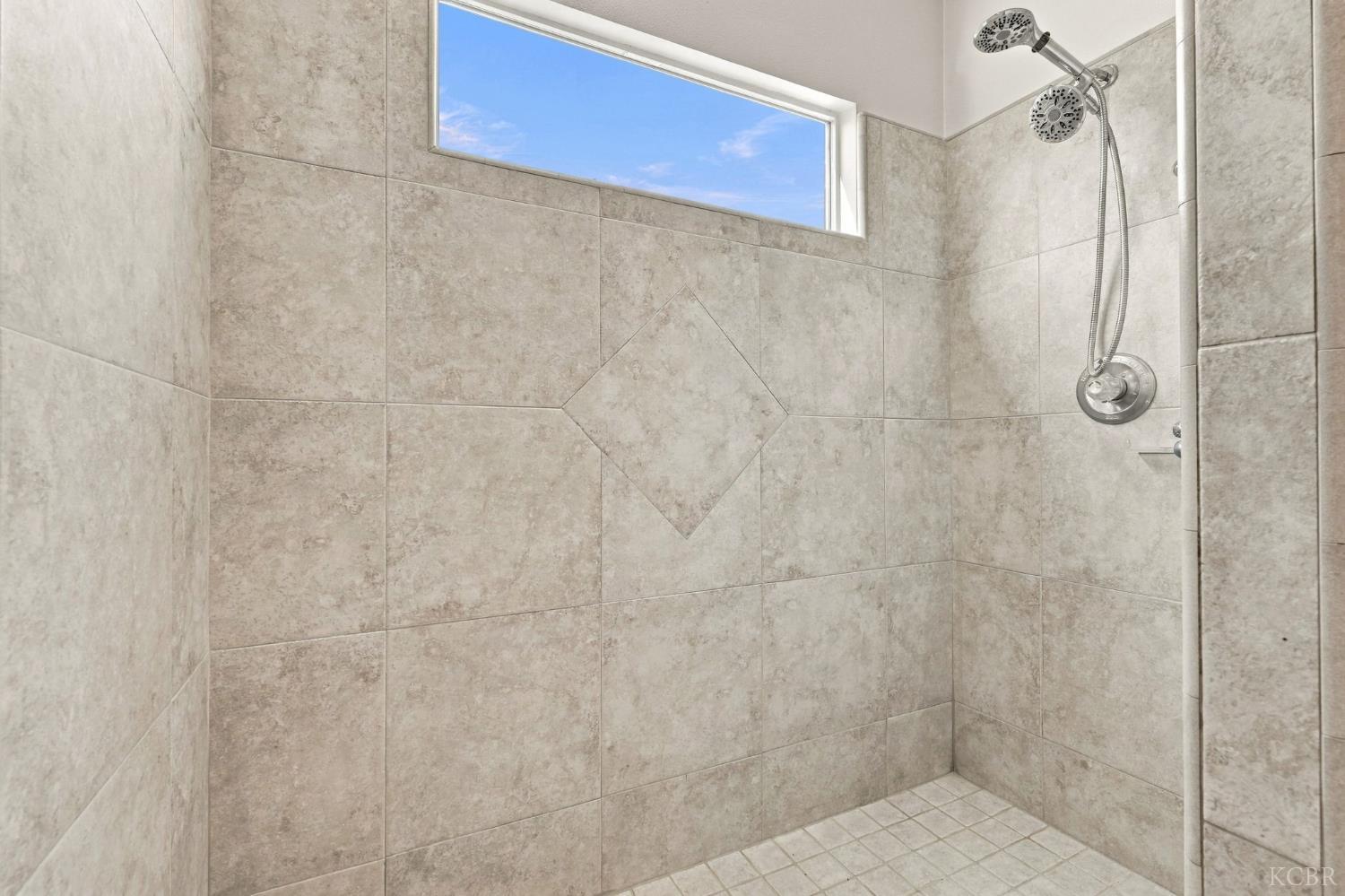 1514 W Claridge Ct, Hanford, CA 93230