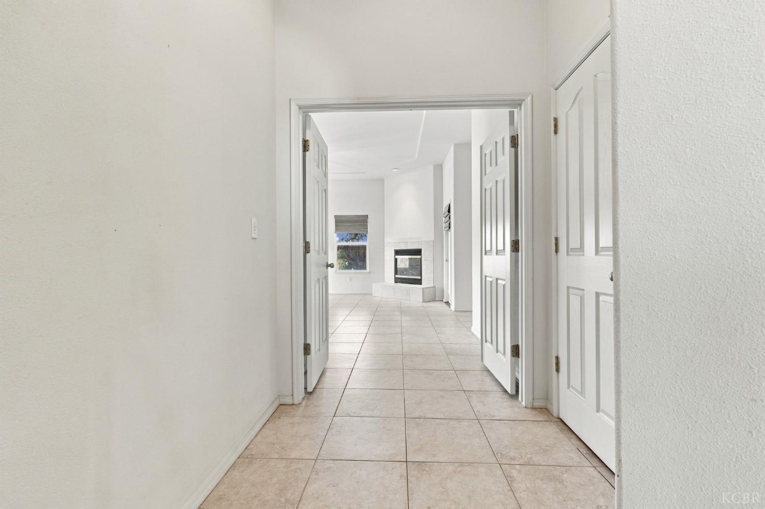 1514 W Claridge Ct, Hanford, CA 93230