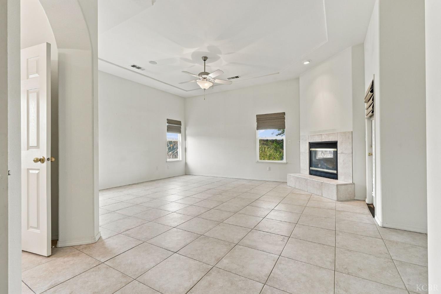 1514 W Claridge Ct, Hanford, CA 93230