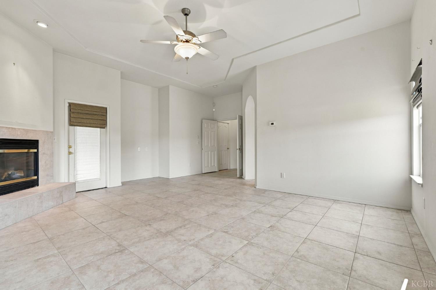 1514 W Claridge Ct, Hanford, CA 93230
