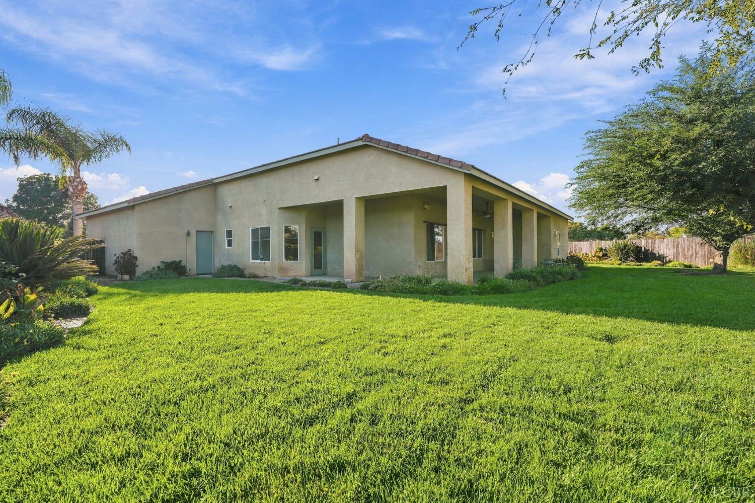 1514 W Claridge Ct, Hanford, CA 93230