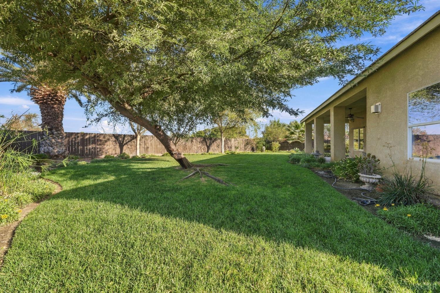 1514 W Claridge Ct, Hanford, CA 93230