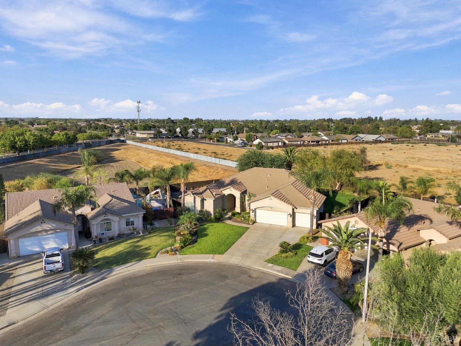 1514 W Claridge Ct, Hanford, CA 93230