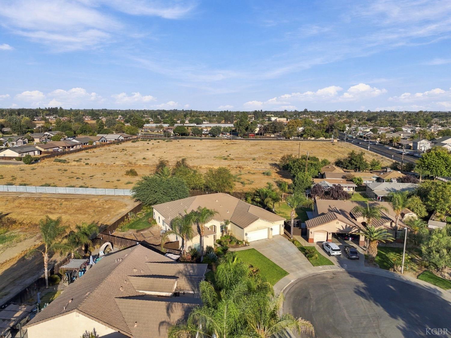 1514 W Claridge Ct, Hanford, CA 93230