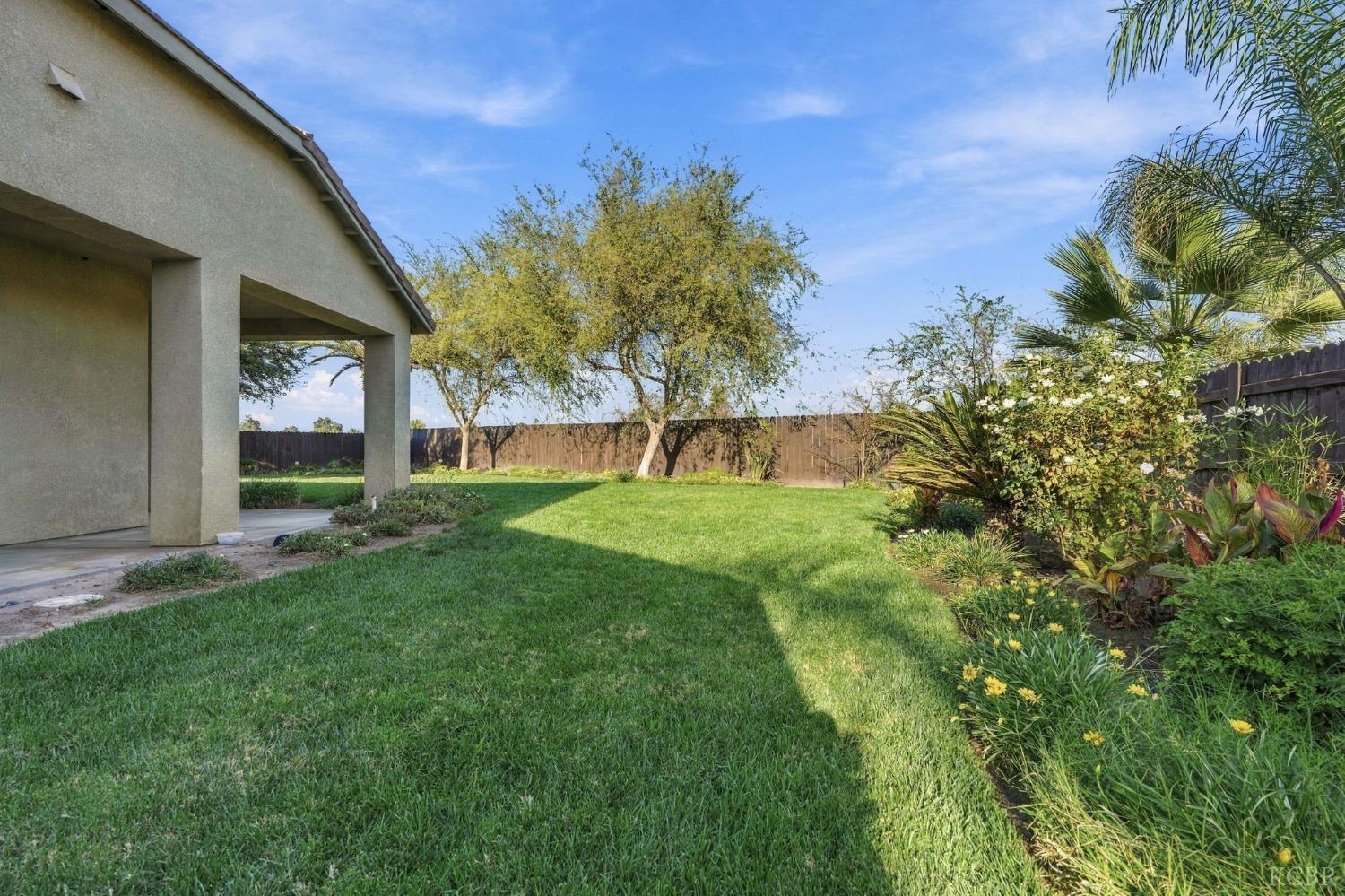 1514 W Claridge Ct, Hanford, CA 93230