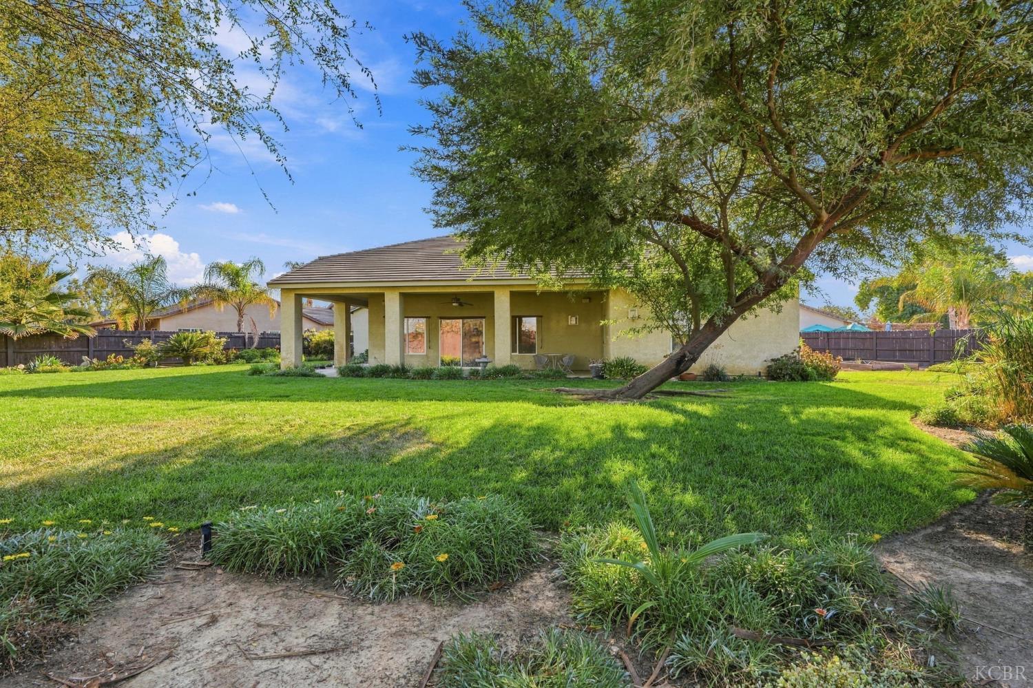 1514 W Claridge Ct, Hanford, CA 93230