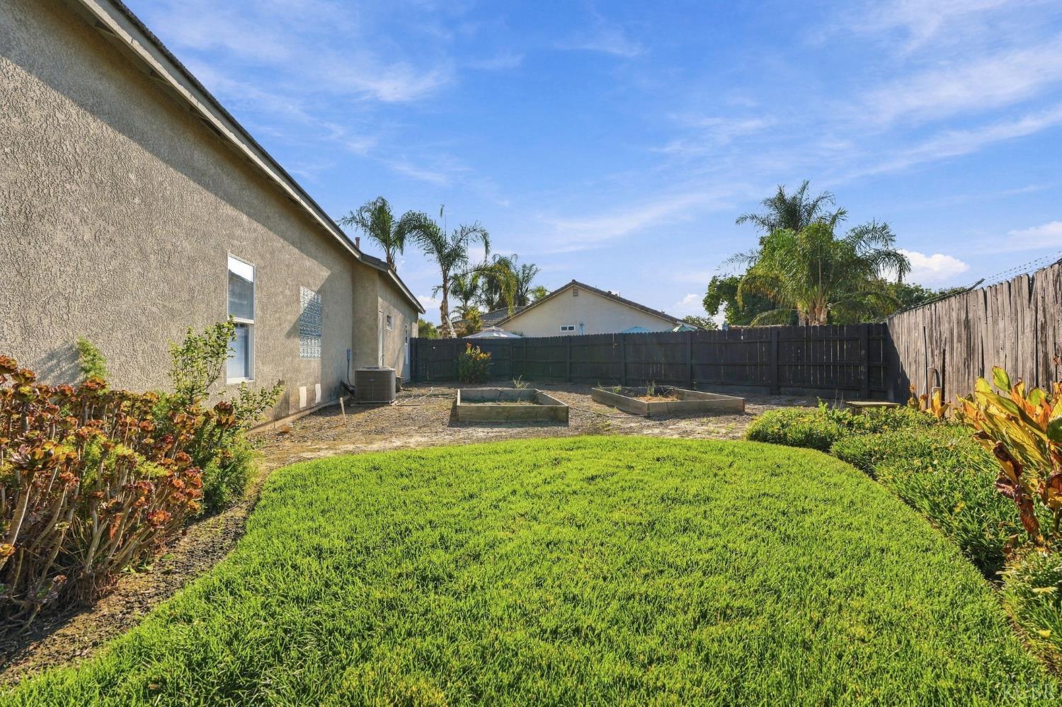 1514 W Claridge Ct, Hanford, CA 93230