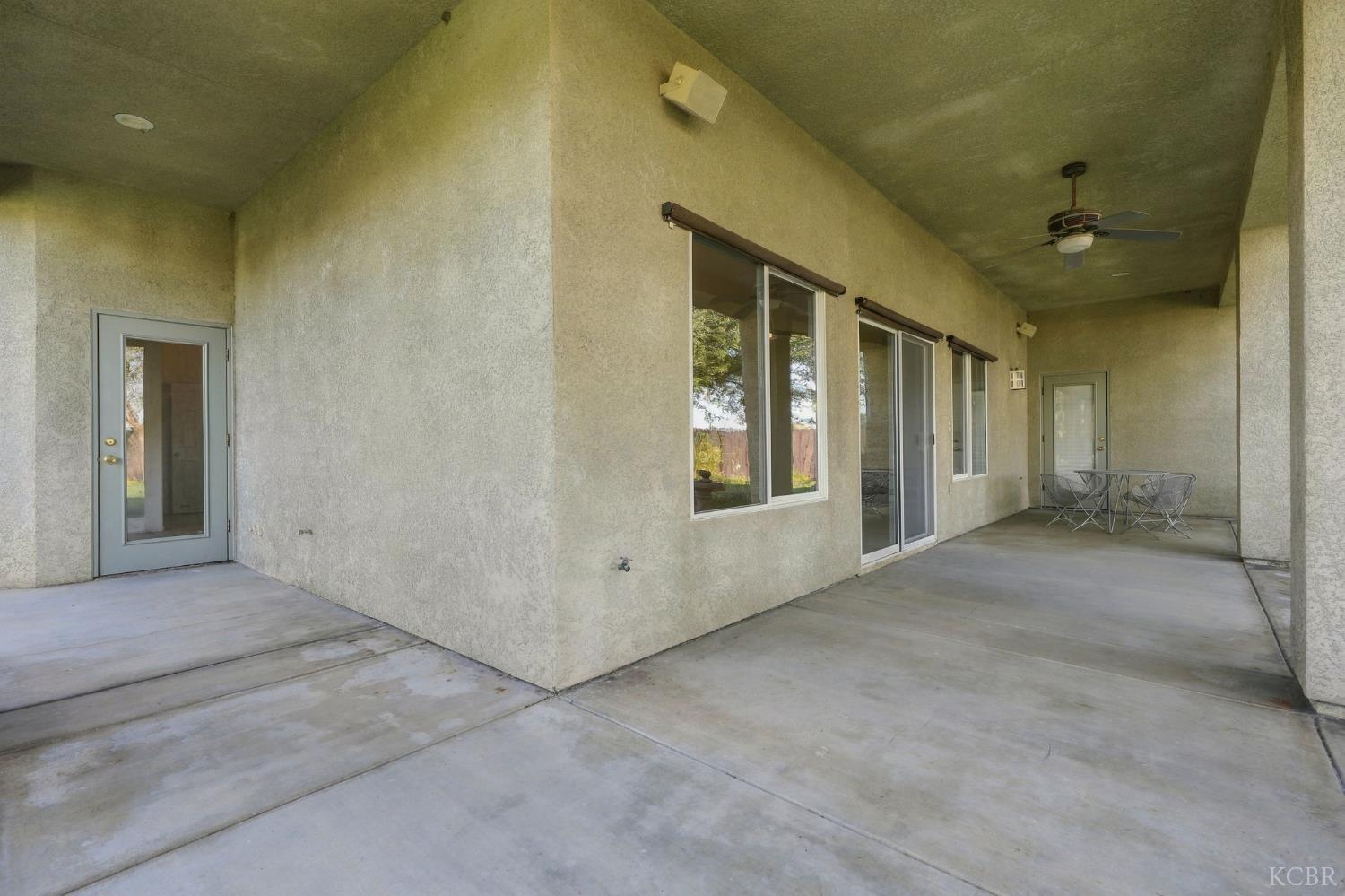 1514 W Claridge Ct, Hanford, CA 93230