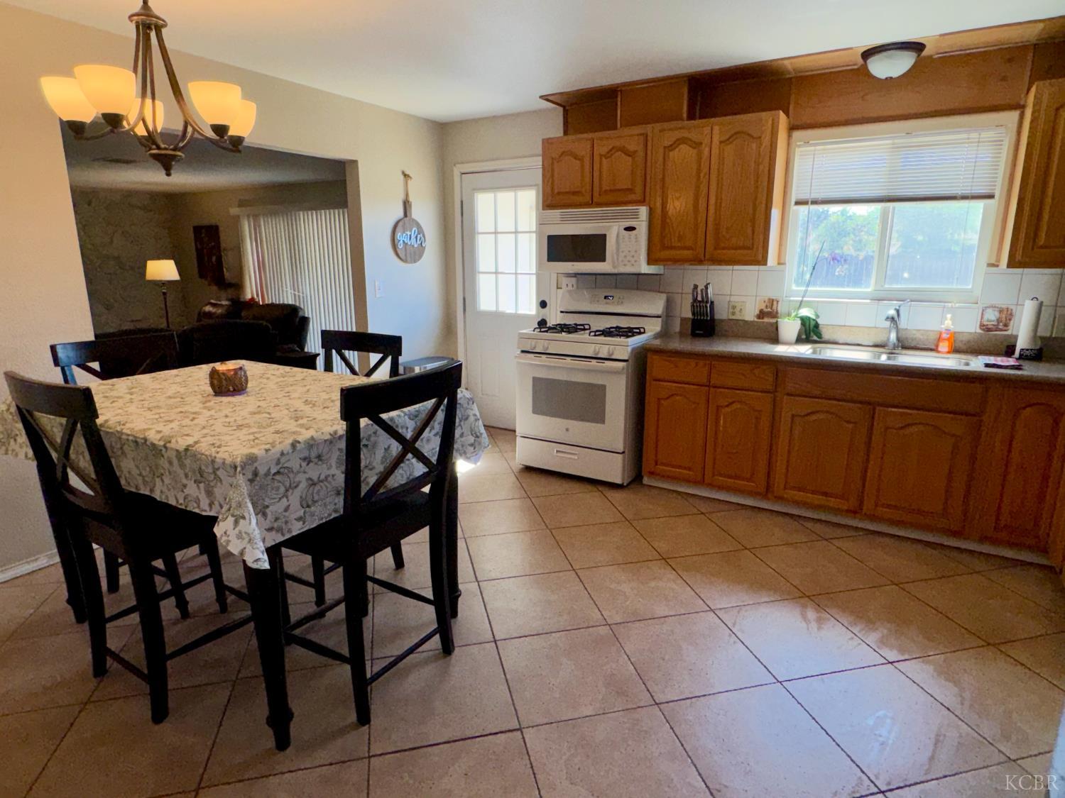 89 W Spring Ln, Lemoore, CA 93245