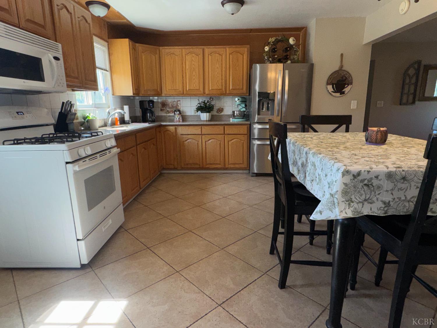89 W Spring Ln, Lemoore, CA 93245